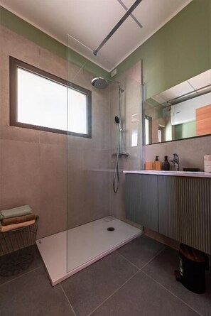 Douche, sèche-cheveux, chaussons, serviettes fournies