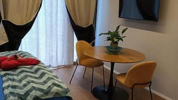 Una scrivania, postazione laptop, tende oscuranti, insonorizzazione