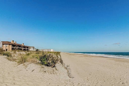 Enchanting condo w/ ocean-view, with balcony, pool, washer/dryer, & dog-friendly
