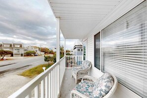 Property grounds - Enchanting condo w/ ocean-view, with balcony, pool, washer/dryer, & dog-friendly (Dewey Beach)