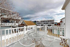Outdoor dining - Enchanting condo w/ ocean-view, with balcony, pool, washer/dryer, & dog-friendly (Dewey Beach)