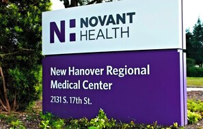 En skylt för Novant Health New Hanover Regional Medical Center, inklusive adressen 2131 S. 17th St.
