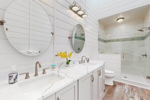 Shower, hair dryer, towels - Town of Dewey Beach modern home with grill & outdoor showers - prime location (Dewey Beach)