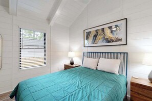 Desk, iron/ironing board, WiFi, bed sheets - Town of Dewey Beach modern home with grill & outdoor showers - prime location (Dewey Beach)