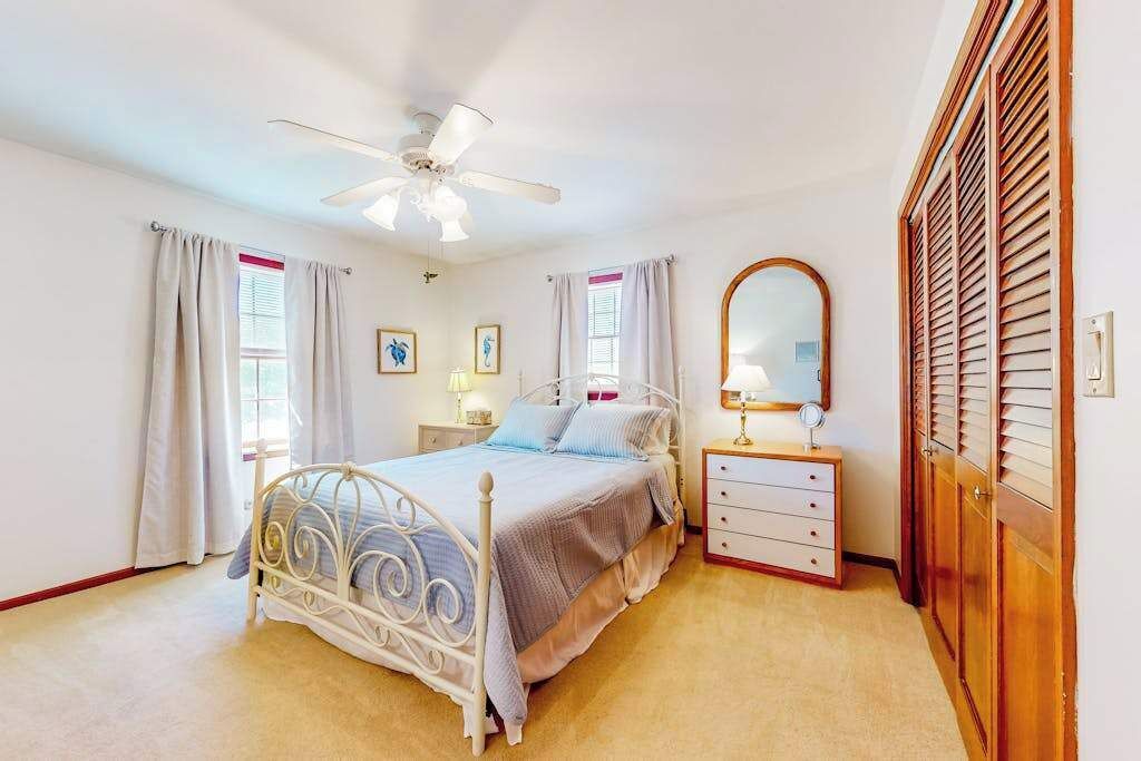 4 bedrooms, desk, iron/ironing board, travel crib
