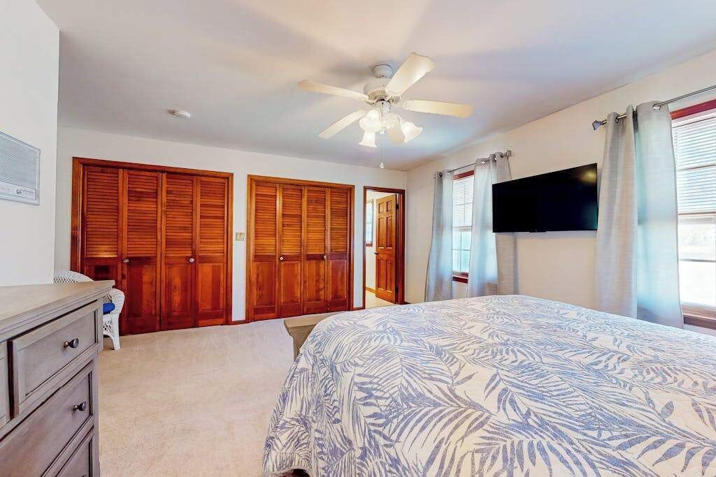 Desk, iron/ironing board, travel cot, WiFi
