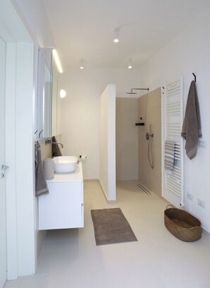 Shower, hair dryer, towels, soap - CasaVolta: Pietra - Garden,arched ceilings and beautiful interior (Nardò)