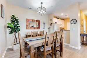 Dining - Villas At Bay Crossing homey condo with pool, beach gear, WiFi, and private W/D (Lewes)
