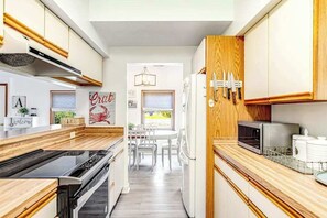 Fridge, microwave, oven, stovetop - Dutch Colonial Townhome in The Kent Condo Community w/Free WiFi, AC, & More (Bethany Beach)