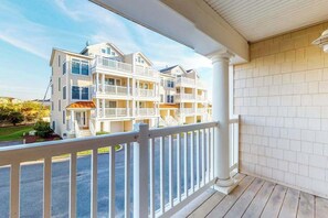 Property grounds - Salt Meadows townhouse w/ elevator, gas fireplace & community pool and pier (Fenwick Island)