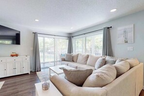 TV, offices - Sea Colony condo near golf with pool, sauna, hot tub, fitness room & tennis (Bethany Beach)