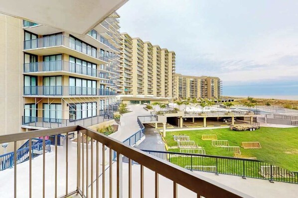Property grounds - Sea Colony Oceanside Condo W/Free WiFi, Shared Pool, & Private Washer/Dryer (Bethany Beach)