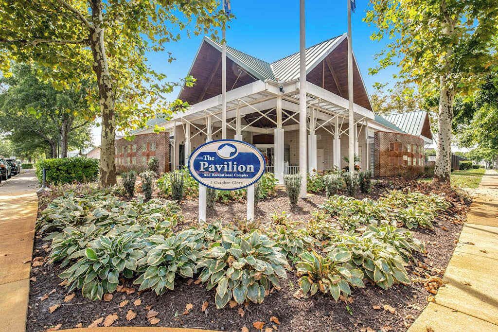 Un edificio con un cartello che riporta 'The Pavilion Recreational Complex'.