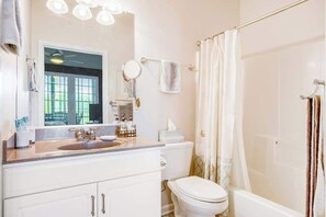 Shower, towels - Bear Trap Dunes golf condo with indoor pool, 2 outdoor pools & beach shuttle (Ocean View)