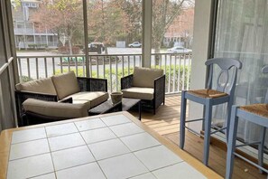 Terrace/patio - Sea Colony ground floor condo, updated with fast WiFi, gas fireplace, & deck (Bethany Beach)