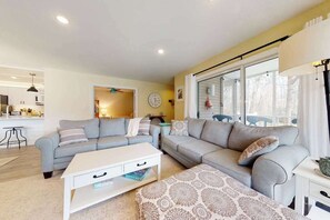 TV, fireplace, DVD player, offices - Sea Colony ground floor condo, updated with fast WiFi, gas fireplace, & deck (Bethany Beach)