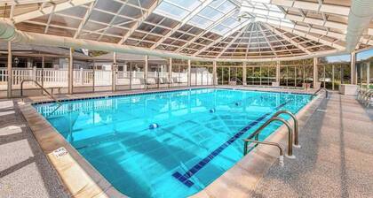 Salt Pond townhome with screened porch, AC & paid-access pools, tennis & gym
