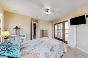 Iron/ironing board, WiFi, bed sheets - Town of Fenwick island home on the water with dock & central A/C - dogs OK (Fenwick Island)