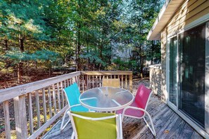 Outdoor dining - Bethany west home close to the beautiful water w/free WiFi, private WD (Bethany Beach)