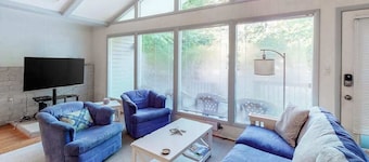 Bethany west home close to the beautiful water w/free WiFi, private WD