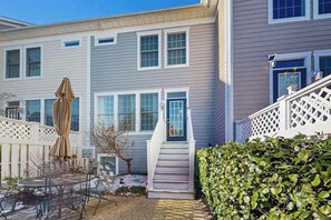 Outdoor dining - Bear Trap Dunes home with washer/dryer, WiFi, pool, & sauna - near golf (Ocean View)