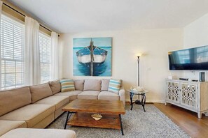 TV, table football, offices - Bear Trap Dunes home with washer/dryer, WiFi, pool, & sauna - near golf (Ocean View)