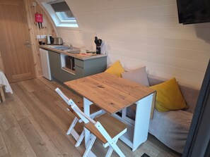 Interior - Bracelands - Deluxe Pod 6 (Coleford)