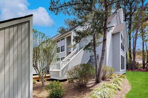 Exterior - Top-floor Sea Colony gem with AC & fast WiFi - walk to beach, pools & tennis (Bethany Beach)