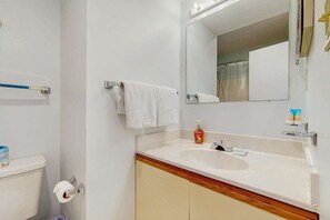 Shower, hair dryer, towels - Top-floor Sea Colony gem with AC & fast WiFi - walk to beach, pools & tennis (Bethany Beach)