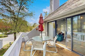 Outdoor dining - Top-floor Sea Colony gem with AC & fast WiFi - walk to beach, pools & tennis (Bethany Beach)