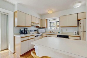 Fridge, microwave, oven, stovetop - Top-floor Sea Colony gem with AC & fast WiFi - walk to beach, pools & tennis (Bethany Beach)