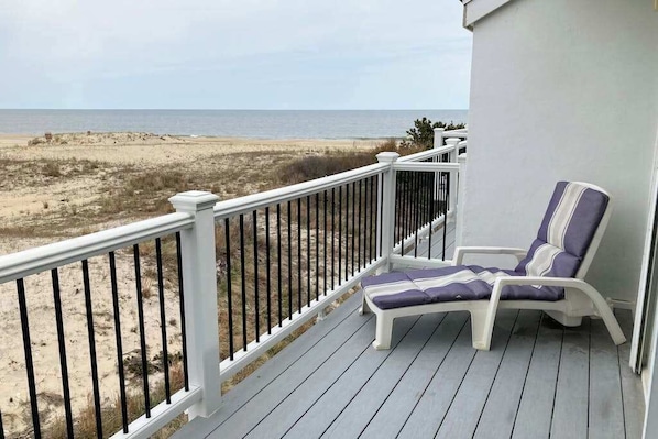 Property grounds - Seaside Villas oceanfront townhome with 2 balconies, beach access & sunrise view (Fenwick Island)