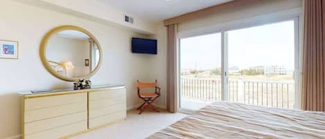 Tabla de planchar con plancha, wifi y ropa de cama