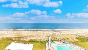 Un resort sulla spiaggia con piscina, accesso diretto alla spiaggia e vista sull'oceano.