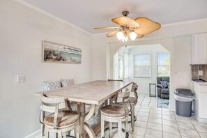 Dining - Lovely home near the ocean, w/ fire pit, tiki bar, washer/dryer, WiFi, & Netflix (Selbyville)