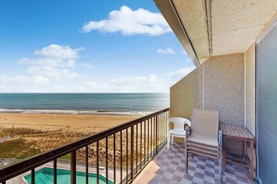Sea Colony Waterfront gem w/ shared pools, gym, beach access & private balcony