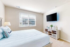 Iron/ironing board, WiFi, bed sheets - Beautiful home w/game room, shared pool & kayaks (Ocean View)