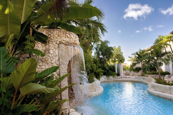 Outdoor pool - Blue Monkey Hotel & Beach Club (Bridgetown)