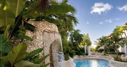 Blue Monkey Hotel & Beach Club