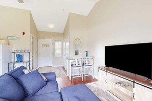 TV, offices - Bethany Beach Inn studio with kitchenette, fast WiFi & furnished balcony (Bethany Beach)