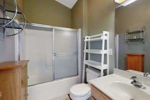 Shower, towels - Bethany Beach Inn studio with kitchenette, fast WiFi & furnished balcony (Bethany Beach)