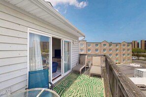 Terrace/patio - Bethany Beach Inn studio with kitchenette, fast WiFi & furnished balcony (Bethany Beach)
