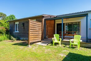 Terrace/patio - Gîte Le Grand Chêne: Shared Pool, Wi-Fi & Air Conditioning in Lesperon (Lesperon)