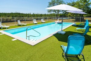 Pool - Gîte Le Grand Chêne: Shared Pool, Wi-Fi & Air Conditioning in Lesperon (Lesperon)