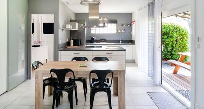 Gîte Le Grand Chêne: Shared Pool, Wi-Fi & Air Conditioning in Lesperon