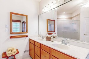 Shower, towels - Bethany Lakes home with waterfront views, pool access, tennis, & private patio (Bethany Beach)