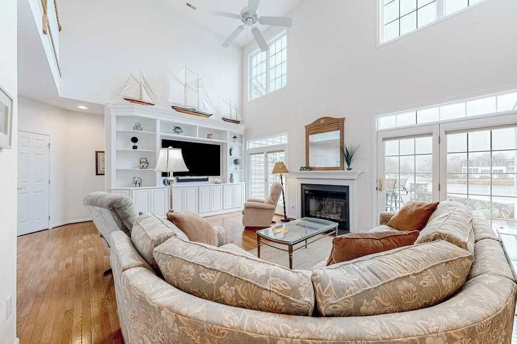 TV, fireplace, offices