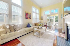 TV, fireplace, DVD player, stereo - Bayside Resort home with decks, gas fireplace, bikes, ping-pong table, W/D, & AC (Selbyville)