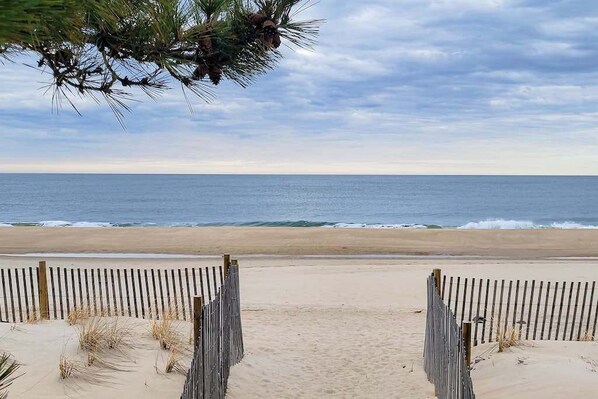 Beach nearby - Gull's Nest gated home with deck, grill, & private neighborhood beach access (Bethany Beach)