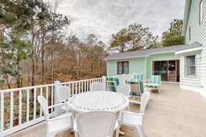 Outdoor dining - Gull's Nest gated home with deck, grill, & private neighborhood beach access (Bethany Beach)